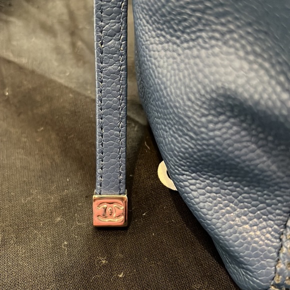 Authentic Chanel blue perforated leather bowling bag. Excellent condition - Picture 3 of 6